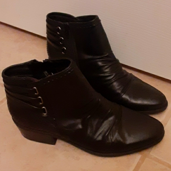 Baretraps black Gineva boot w/ western ruching NWOT: size 9 - Picture 6 of 9